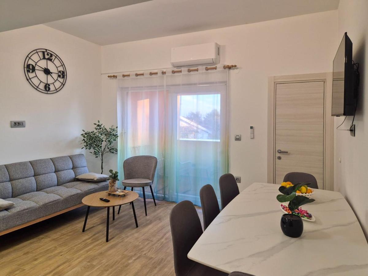 Bijeg U Mir, Dvosobni Apartman *